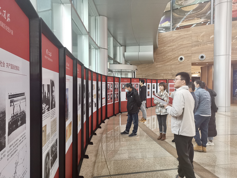 参观学习《伟大开端—中国共产党创建历史图片展》4_副本.jpg